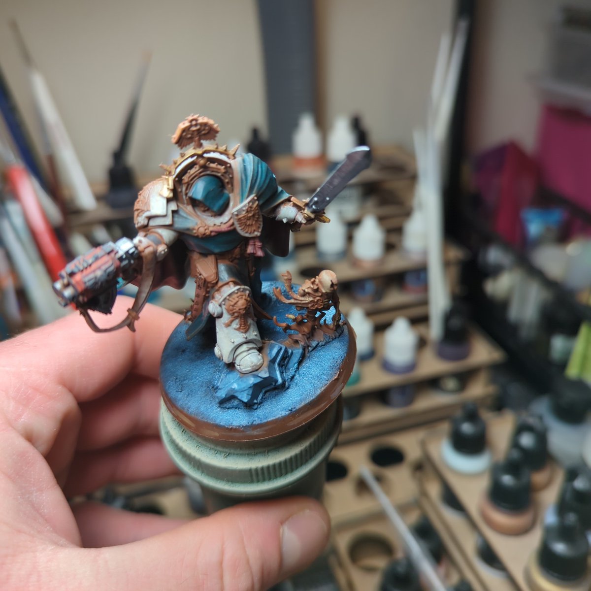 Hobby Streak Day 1142
I stippled some very light Hoeth Blue on the base!
#hobbystreak #warhammer40k #warhammer40000 #darkangels #lioneljohnson #spacemarine2