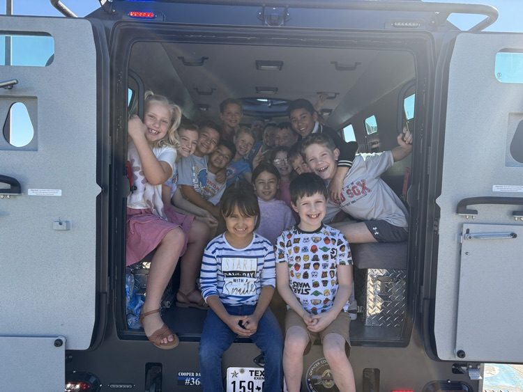 GriffisElem's tweet photo. Mrs. Nordin's class loved the Touch A Truck Event!! https://t.co/nx22NzWuYj