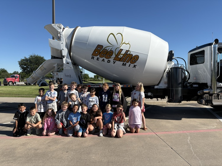 GriffisElem's tweet photo. Mrs. Nordin's class loved the Touch A Truck Event!! https://t.co/nx22NzWuYj