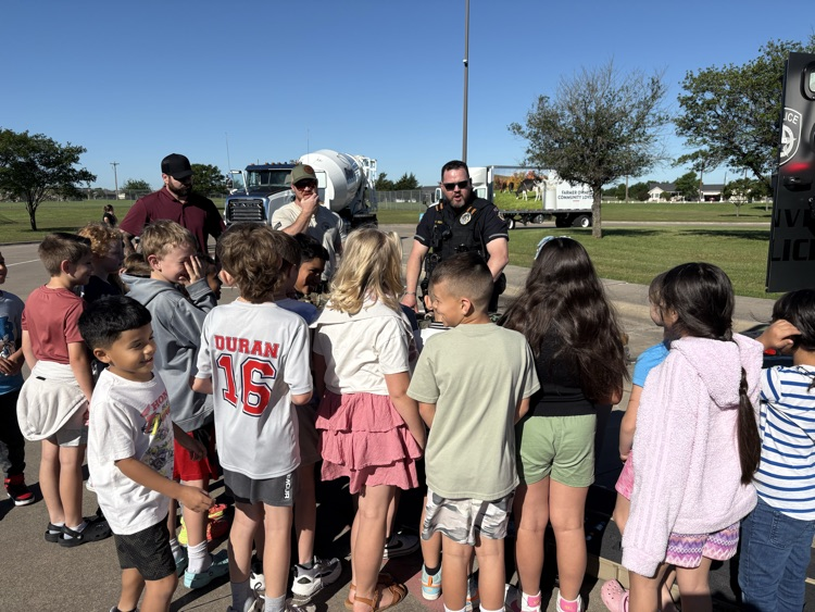 GriffisElem's tweet photo. Mrs. Nordin's class loved the Touch A Truck Event!! https://t.co/nx22NzWuYj