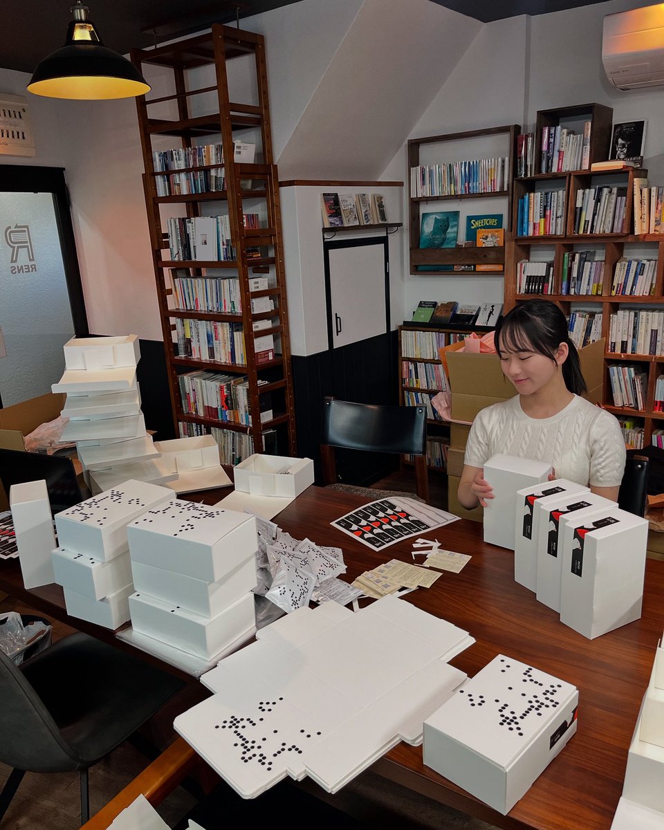 Kagaribi4go's tweet image. All the box folding, labeling, and drip bag packing—
we’re still doing it all by hand.

Just the three of us for now.

In this shot: Hibiki assembling “Hibiki.”
Yes, the name fits perfectly!

#KagaribiProject #Hibiki #GoCoffee #HandmadeWithLove #SpecialtyCoffee