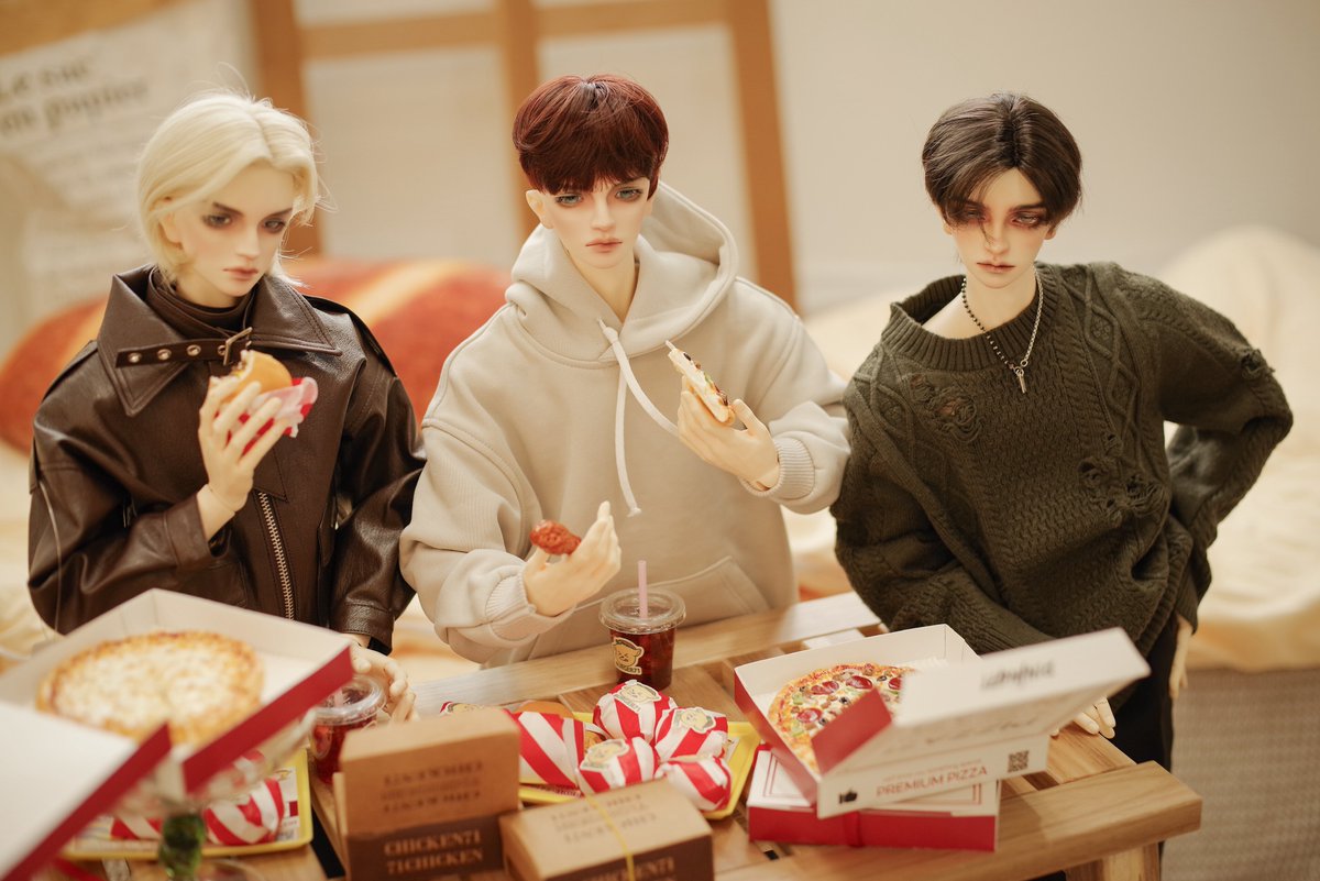 먹짱 쌍둥이 형제와 그걸 바라보는 큰형(오른쪽)