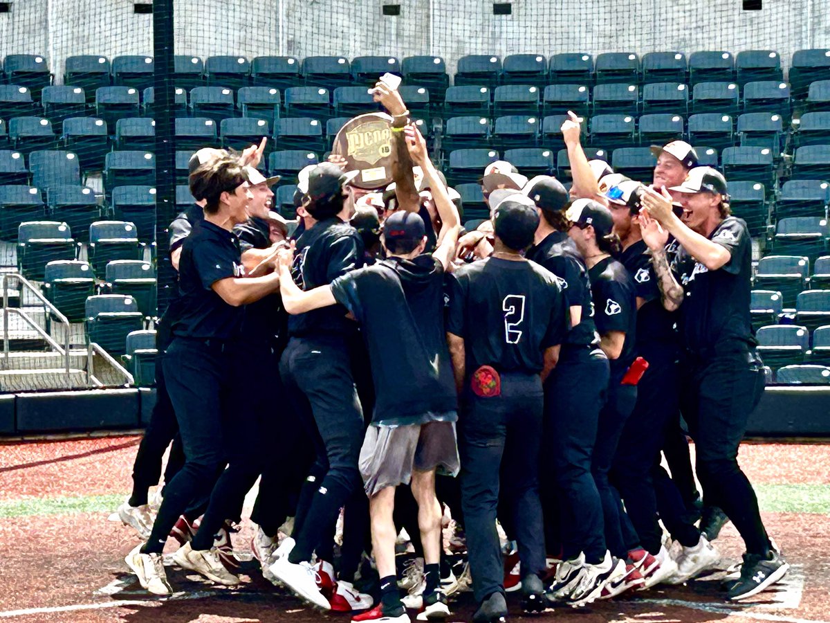 G1na_Hartmann's tweet image. Love this celebration after @max22hartmann closees-out the Region 16 Championship Game for MAC!!  Super proud of this entire team!  Keep working Gentlemen! 🏆