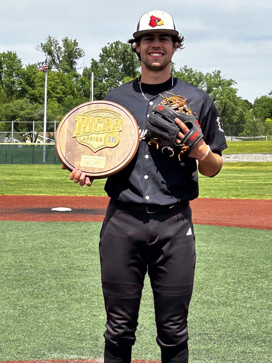 G1na_Hartmann's tweet image. Love this celebration after @max22hartmann closees-out the Region 16 Championship Game for MAC!!  Super proud of this entire team!  Keep working Gentlemen! 🏆