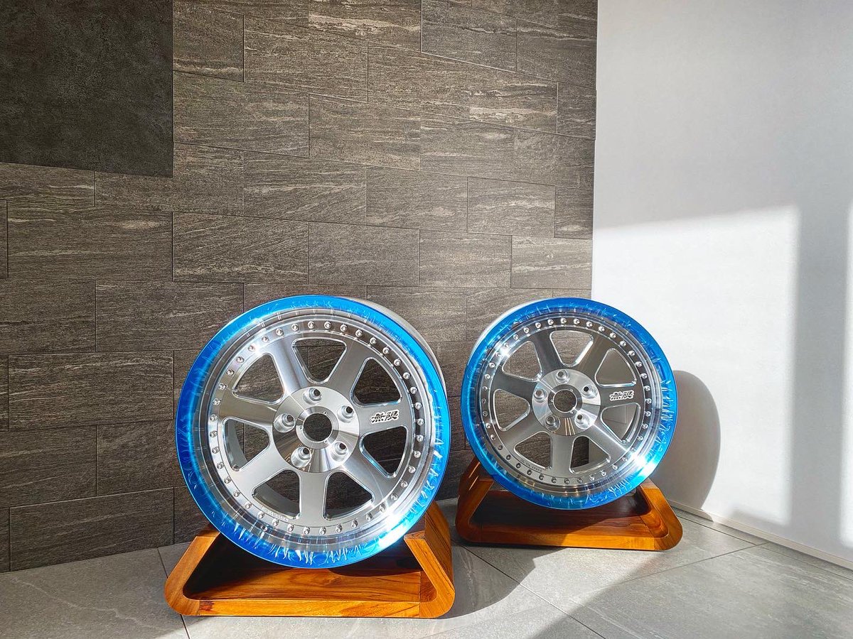 TMMUGENGEEK's tweet photo. これは復刻のM7 V2ですね。
約4年前に発売されたけど、今の製法だと1ピース鍛造でしか逆に作る事が出来ずV1オリジナルとは違う物になり、当時実は売れなかった、、そんな中Kingの功績を称えるべく有志達はお金を払ったという認識。。
今の為替考えたら当時高かったけど、安かった、、#mtecclub https://t.co/JrJnM9iwpg
