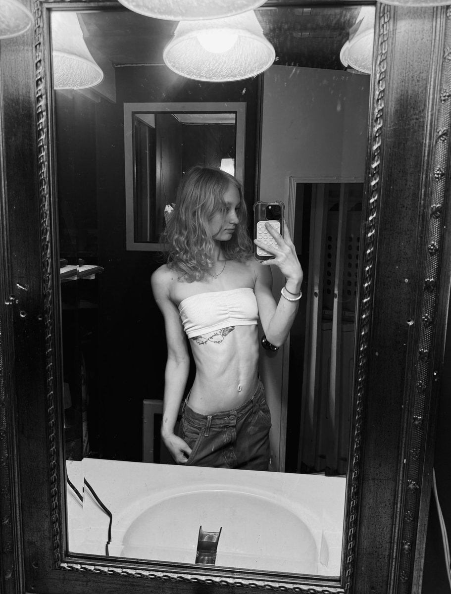 valiptuous's tweet photo. I’m a slut for b&amp;w photos😅#monochrome #OOTD #mirrorpic #tattoo https://t.co/pMfWSLWM78