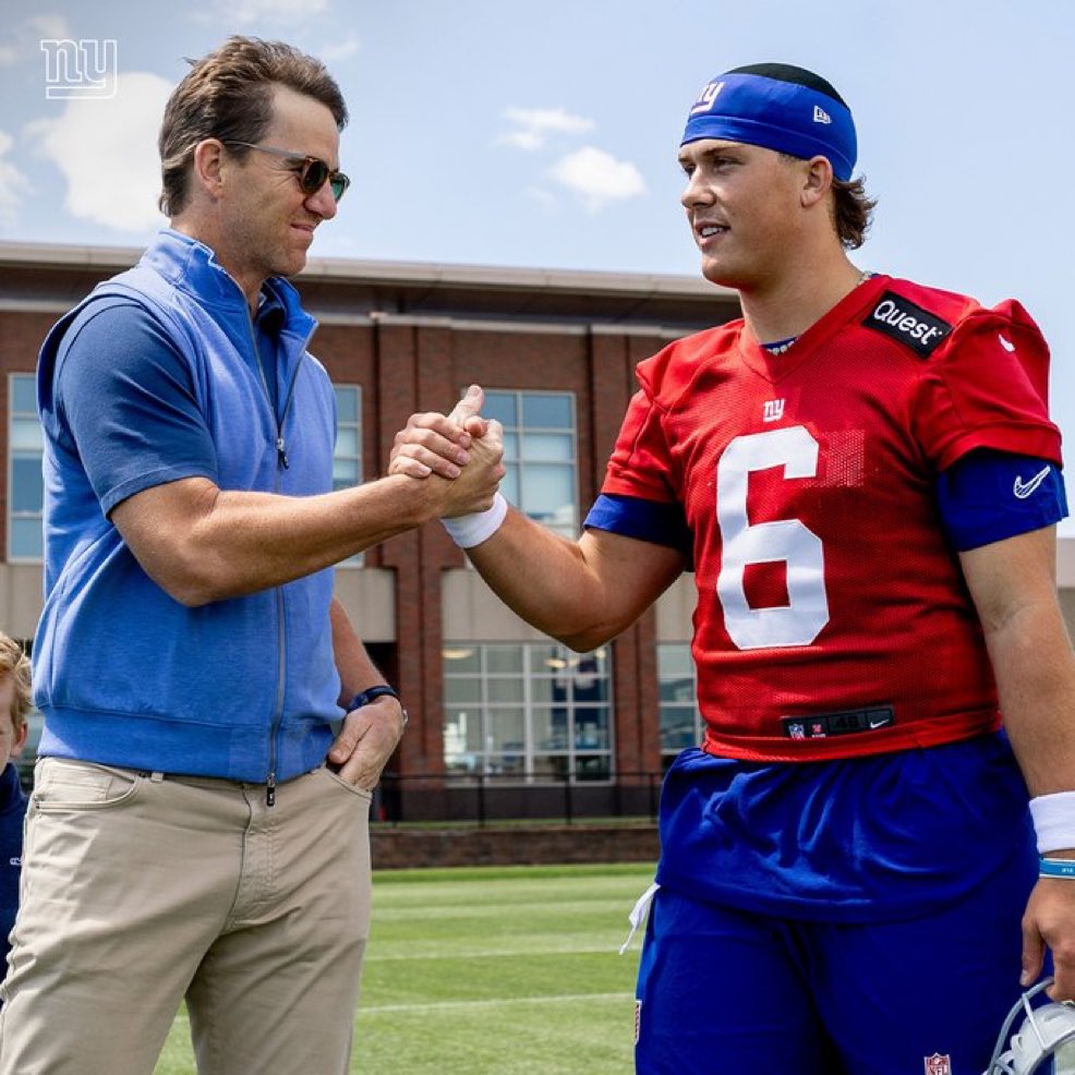 EnsignGridiron's tweet image. Eli Manning 🤝 Jaxson Dart

(via @Giants)
