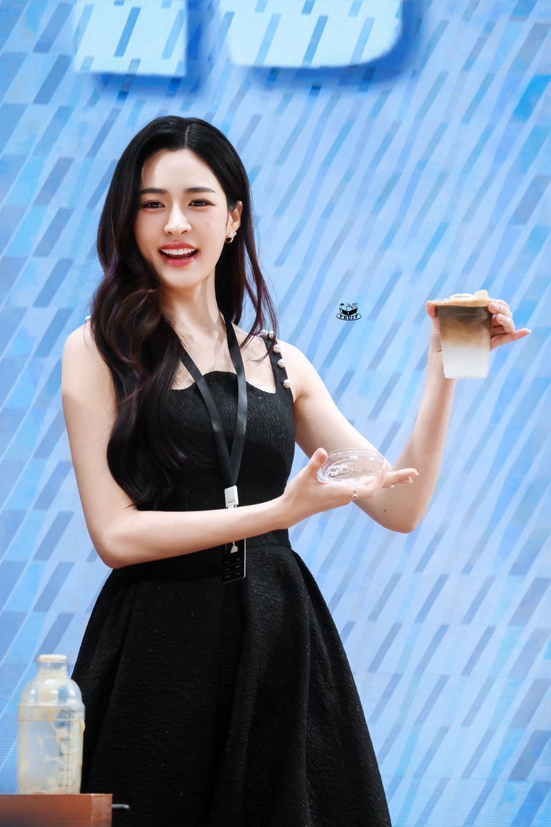 หนึ่งคำถามล้านคำตอบ (เอาอีกๆ)

“คนดื่มกาแฟกันคนละไม่เกินกี่แก้วต่อวันคะ”

LINGLING MANAGER KAFELAKU
#KafelakuCoffeexLingling