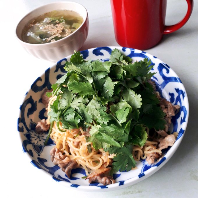 ⚘ パクチー焼きそば
⚘ 白菜と海藻のスープ

新鮮なパクチーが手に入ったので🌿