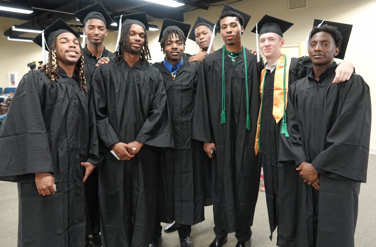 Congratulations to our Student-Athletes on receiving their Associate Degree from Meridian College Community. 

Xzayvion Childress
Derrius Ramsey
Javion Johnson
David Combest Jr.
Tre Taylor
Chance Sutton
Lawson Selby
Michael James
Not Pictured: Javar James, DJ Clermont

#EAGLES 💚