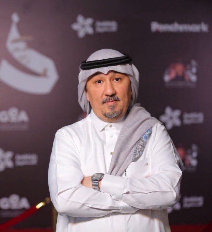 ظهر عام 2010 م
غيّر ملامح ومفاهيم التشجيع في ملاعبنا

ابتكر النشيد
ادخل التيفو
ادخل اساليب جديدة مثل الرولات والدخانيات والاعلام الكبيرة والتشجيع اللاتيني ..

عجزت كل روابط الاندية بميزانيات ضخمة في تجاوز مدرّج #الاهلي 

وايقنوا الان ان الطريقة الوحيدة لإيقاف تميز هذا المدرّج هو