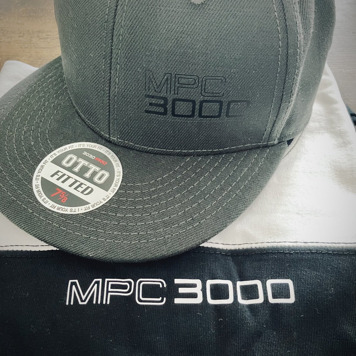 KazTheBeatMaker's tweet photo. Dope❗️this drip is straight fire🔥　Big ups for letting me cop it — had to flex it while vibin’ with the MPC3000! #MPC3000 https://t.co/NnihJrQKsH