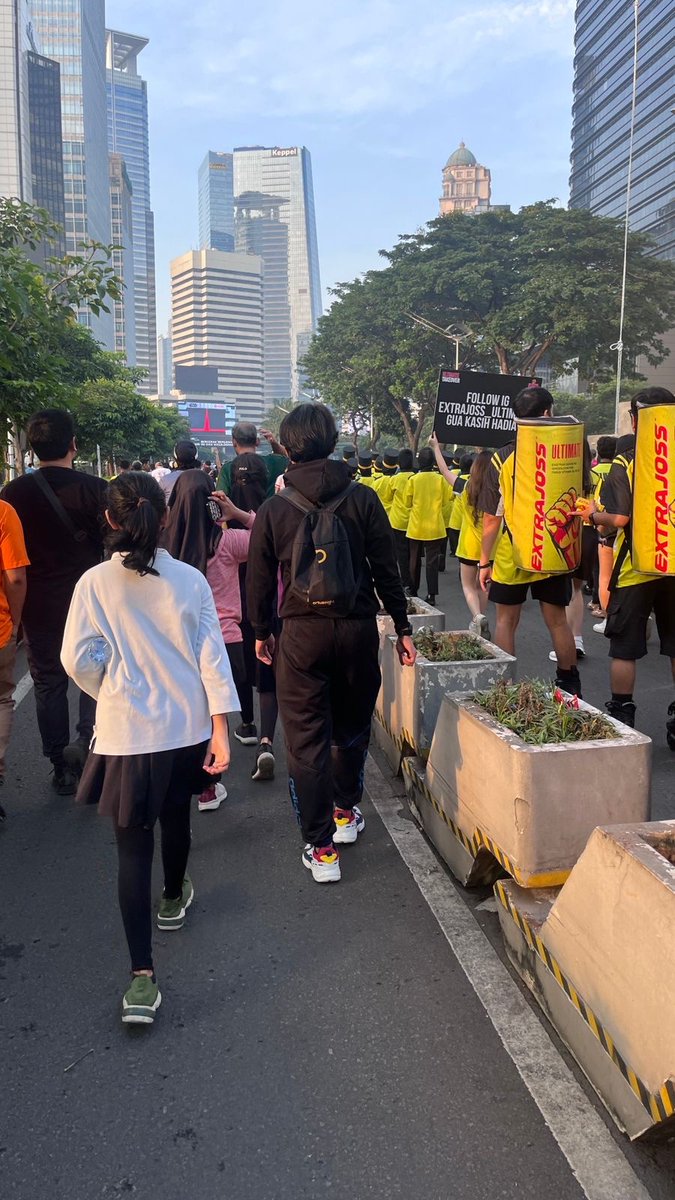 ini_murni's tweet photo. Waittttt aku kayak kenal sama bapak2 yg pakai kaos hijau, itu ex guru kimia aku bukan yaa, apa beliau ikutan cfd Extra Joss Ultimateee https://t.co/NlJlRJMXXC