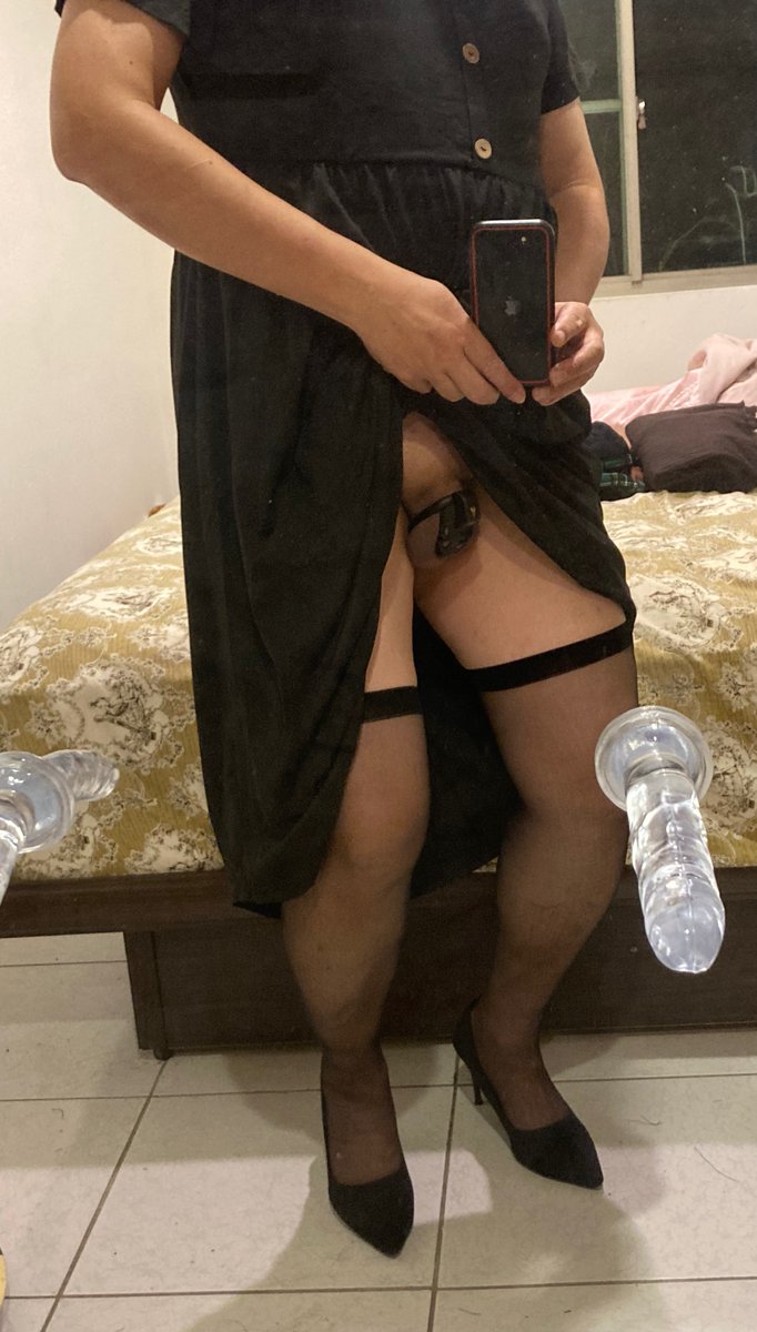 昨天被周圍的眼神一直看，覺得好興奮，還好沒有人發現我的裙子怪怪的。今天打算在一天，但是要做好準備，乖乖鎖起來，誰想得到我裙子裡只有一把鎖呢...