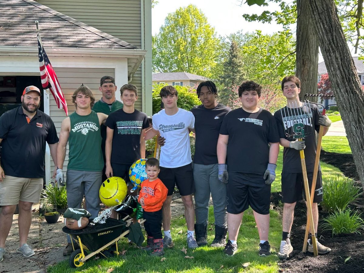 ☀️70 and sunny for week 2 of Mulch! 

 💪500 yards of mulch = done!

😁Thank you, Stongsville residents, for trusting our guys with your yards! It was our pleasure to make them beautiful! 

💚We are so lucky to have your support for this fundraiser! 

🐎see you all this season!