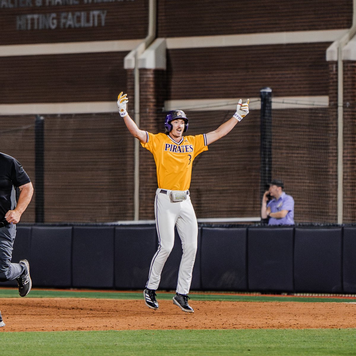 ECUBaseball's tweet image. Good way to end the night🤟 @DavinWhitaker