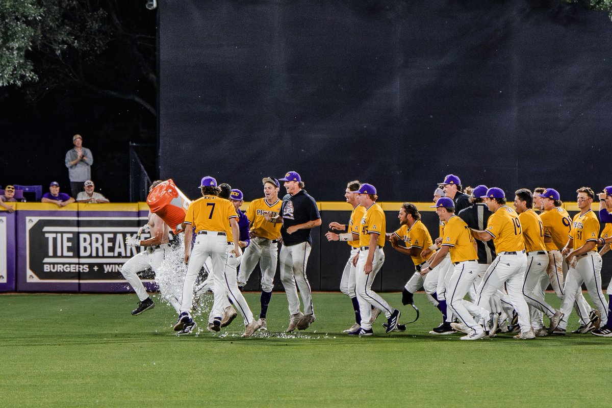 ECUBaseball's tweet image. Good way to end the night🤟 @DavinWhitaker
