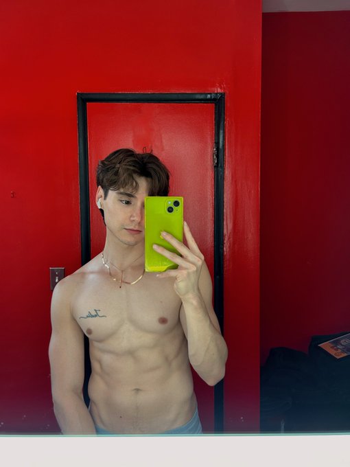 Hydrated, unbothered, moisturized, plump. https://t.co/M4HeUjqyS9