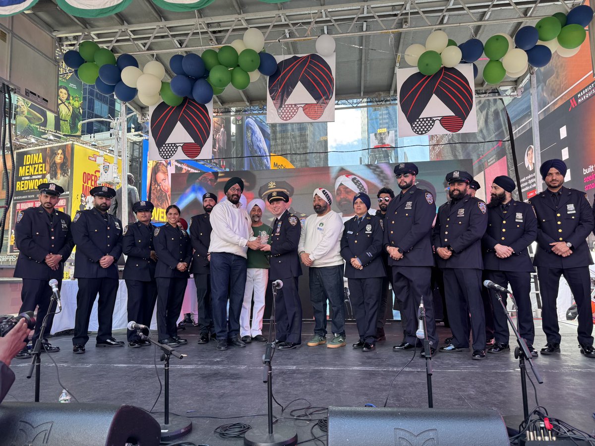 NYPDTimesSquare's tweet photo. 🕌 #TurbanDay2025 lit up Times Square with vibrant colors, unity &amp; culture! Your Times Square officers were there to ensure everyone was safe &amp; able to enjoy the day. Let’s keep spreading love, faith &amp; understanding. 💛 https://t.co/LwBzNP6V8j