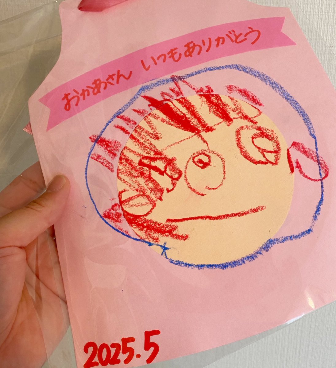 「ママいつもありがとね」
と、絵をプレゼントしてくれた息子。
母は嬉しさで
そのまま後ろに倒れそうになった。
髪も目も真っ赤ってのが
消防車感もあっていい。🚒笑
#母の日 おめでとうございます。
秋田の母にも連絡しよう。💐