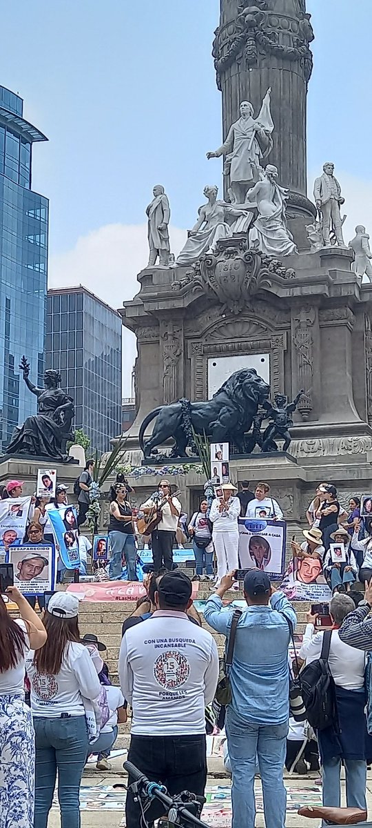 #MadresBuscadoras en éste día y en éste tiempo de tragedia de la #DesaparicionForzada en México con +127 mil personas desaparecidas. Un dolor profundo en nuestra sociedad que gobiernos e instituciones que por omisión o complicidad no les hacen justicia a ellas, las Madres. Fuerza