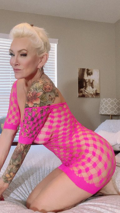 Watch Ageless Vixen's leaked NSFW photo on TwXstars