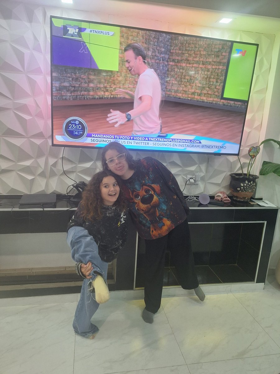 ContadorArg's tweet image. Hola Buti, aqui te ven tus fans Emma y Jaz desde Villa Allende, Cordoba. #TNXPlus