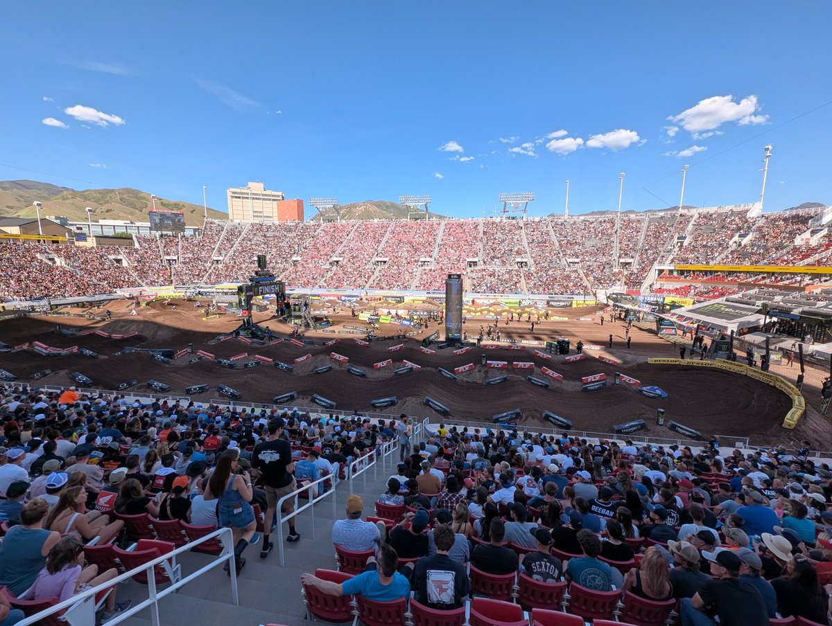 Supercross vibes 😍 such a fun day for the whole fam!