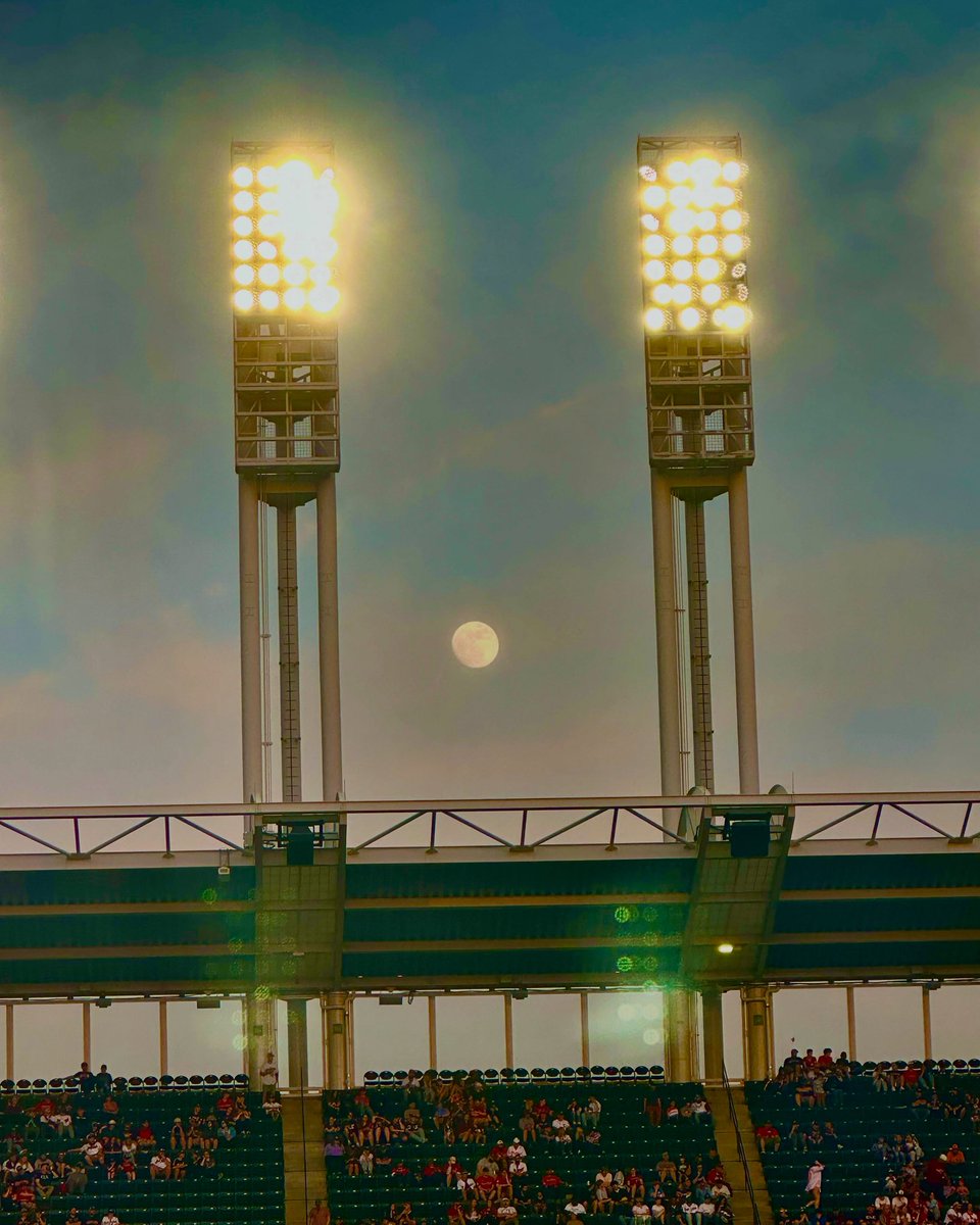 1CLEbaseballfan's tweet image. Ballpark Moon 🌝❤️⚾️

@CleGuardians