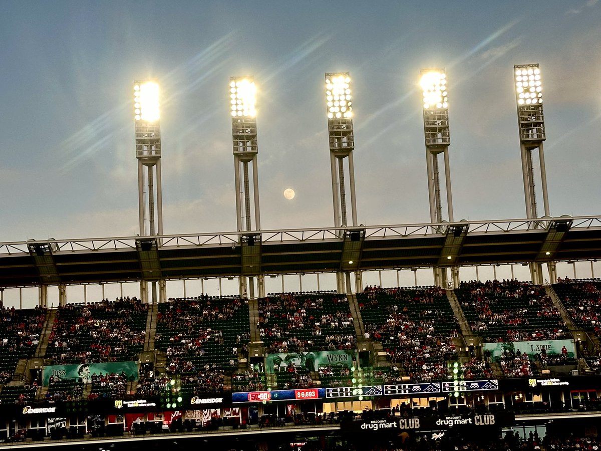 1CLEbaseballfan's tweet image. Ballpark Moon 🌝❤️⚾️

@CleGuardians