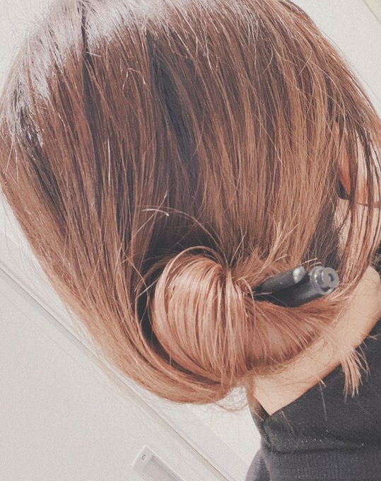 ヘアゴム忘れたからマッキーで髪まとめてたら常連さんにめちゃくちゃ笑われた 