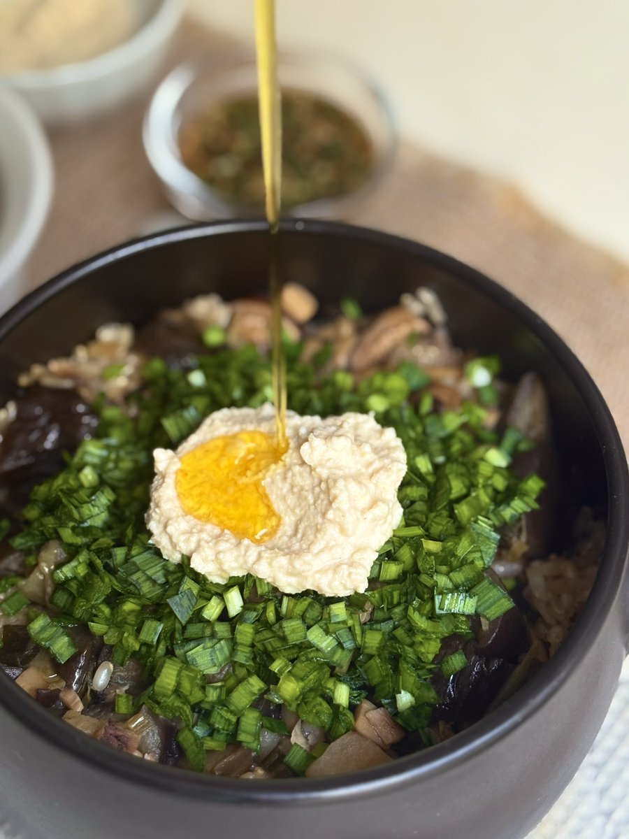 junggourmet's tweet photo. 버섯 가지 밥🍚 
갓 지은 밥이 먹고 싶을 때🥄

- 가지 썰고 버섯은 잘게 썰어 들기름에 볶기
- 간장1.5 맛술1 설탕1t 물1 넣어 볶은 다음 그릇에 덜어둠
- 냄비 그대로 불린 쌀 1.5컵 볶다가 물1.5컵 넣고 5분 끓이기
- 볶은 가지버섯 올려 뚜껑 닫고 5분 끓이다가 15분 뜸들인 후 양념장 섞어 먹기 https://t.co/uFdNPdEOBa