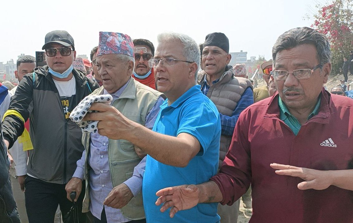 NationAbvNotion's tweet photo. ४२ औं दिनमा आइपुग्दा राज्यले मेरो निधारमा तेस्रो कालो टिका लगाइदिएको छ । हिजो ४१ दिनसम्म राज्यविरुद्धको कसुर र संगठित अपराधको टिका लगाएर हिँडाइएको थियो । आज आएर पूर्जी थमाएर आपराधिक उपद्र��को टिका लगाइदिएको छ । त्या टिका पुछ्ने अधिकार न्यायालयसँग हुन्छ @RabindraMishra https://t.co/7IYOG8gDS8