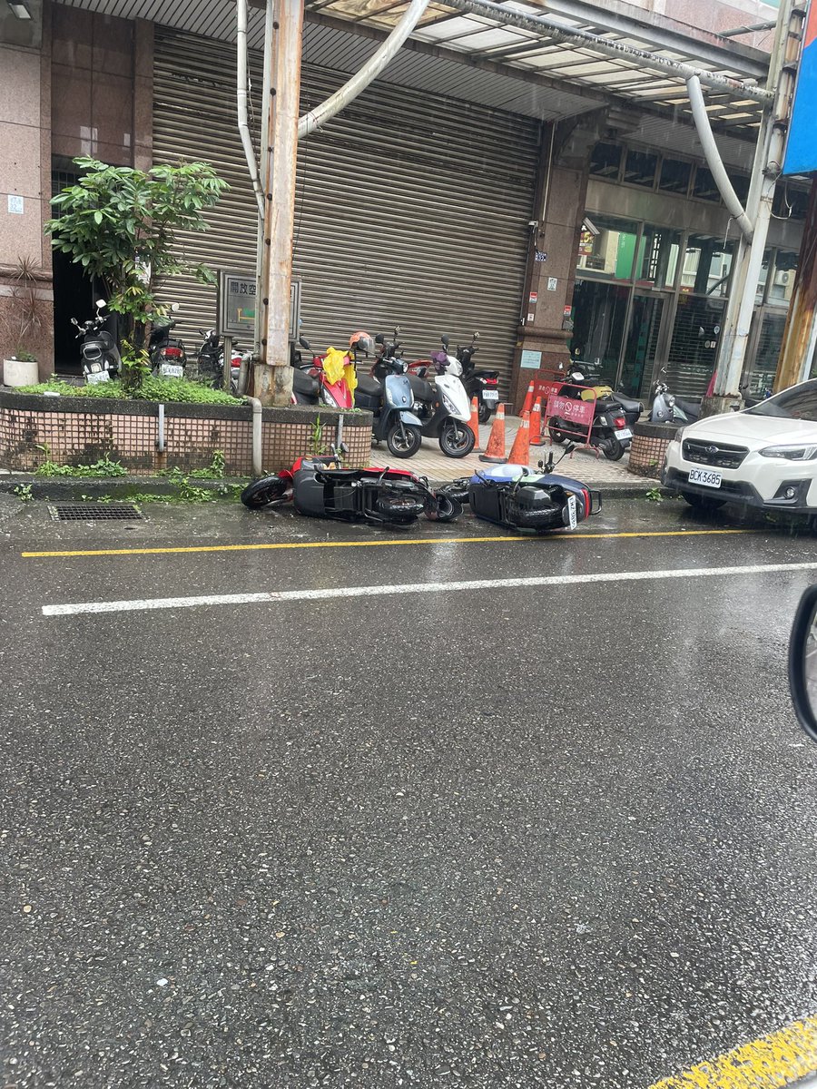 不是呀！
身為機車該有的底氣還是要有吧？
是可以這麼任性的嗎？
累就躺下來睡一下？
就你們兩台最任性……