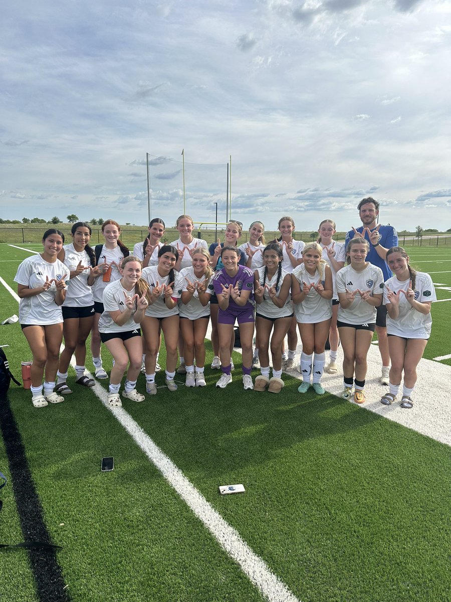 We finished our season with a 4-1 “W” today! Always sad to say goodbye to teammates you love like family, but we wish the girls moving on all the happiness and success! ❤️

⚽️⚽️ <a href="/StellaCogburn/">Stella Cogburn</a> 
⚽️ 🅰️ <a href="/eleniarakas2026/">Eleni Arakas</a> 
⚽️ Katie Simms
🅰️🅰️<a href="/TellaBurner15/">bell_a_turner</a> 

<a href="/NickSoutar/">Nick Soutar</a>