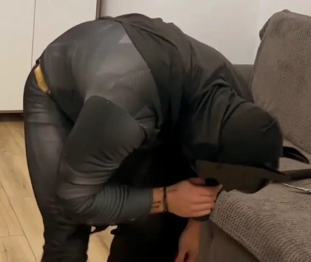 Man90B's tweet image. Batman beaten 🥵🤤🔥

Wish I could check the weaknesses of @Dark2DuoX body-armor and batsuit 🔥🔥

#batman #batmanbeaten #batbulge #herointrouble