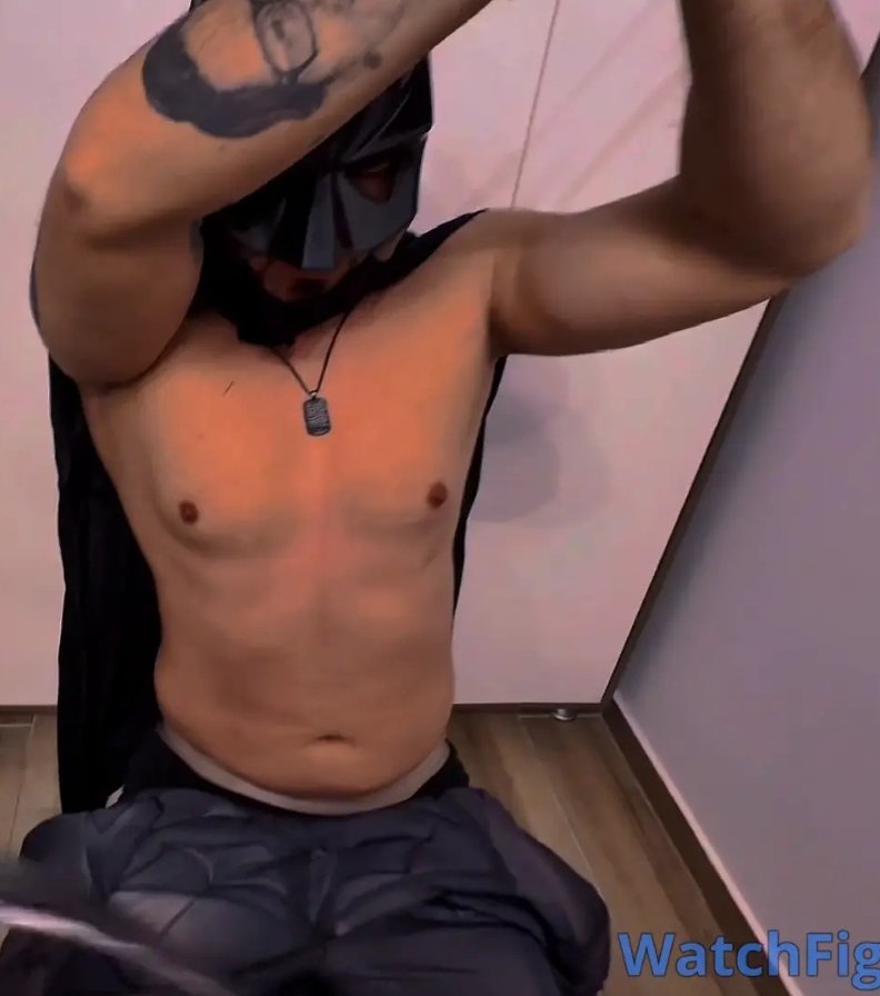 Man90B's tweet image. Batman beaten 🥵🤤🔥

Wish I could check the weaknesses of @Dark2DuoX body-armor and batsuit 🔥🔥

#batman #batmanbeaten #batbulge #herointrouble