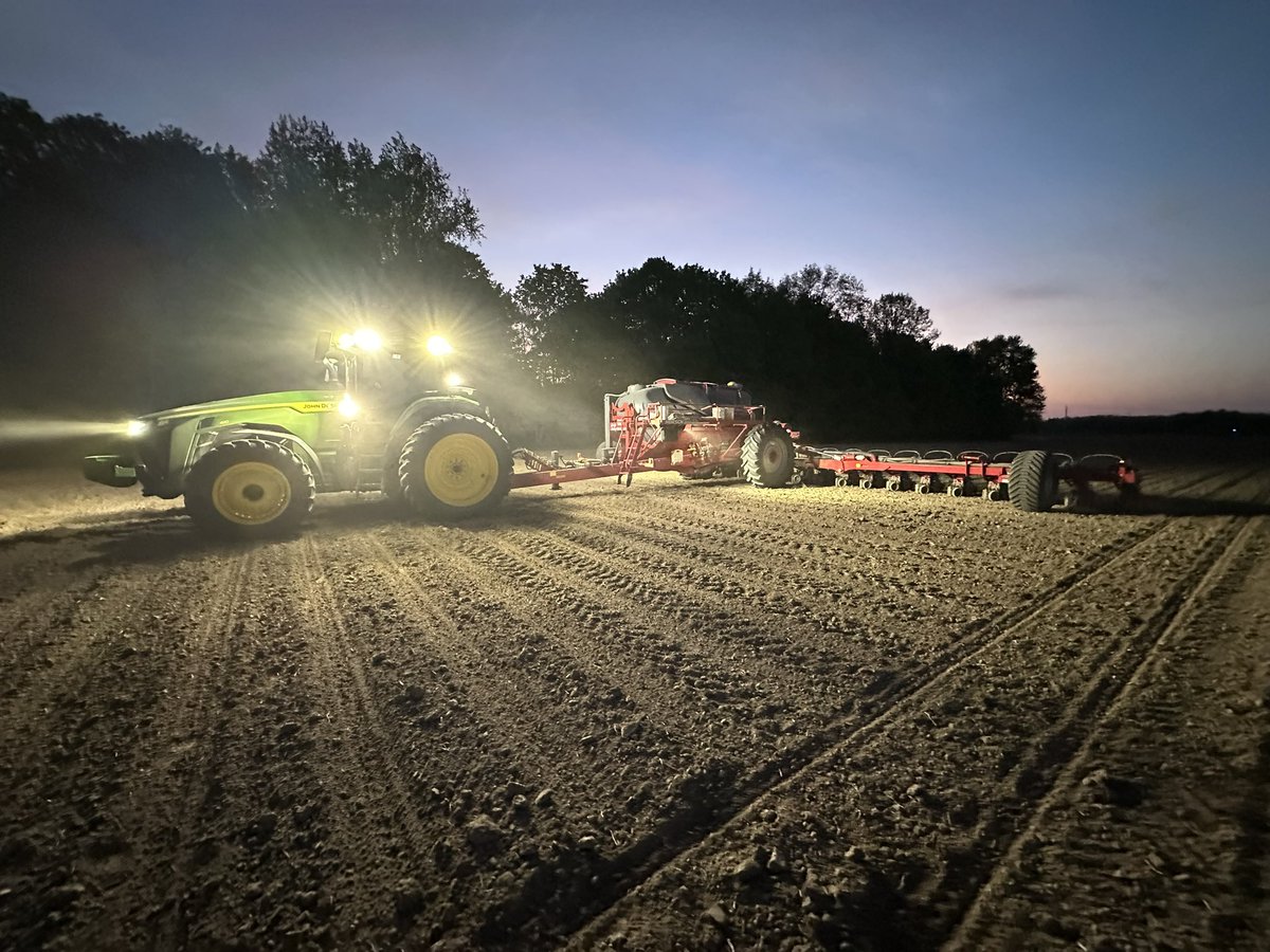 The corn is in the ground!  🌽Right around 5100 acres of corn planted in 12 days!
#plant25  <a href="/DragoIndiana/">Drago Indiana</a> <a href="/HorschLLC/">Horsch</a>