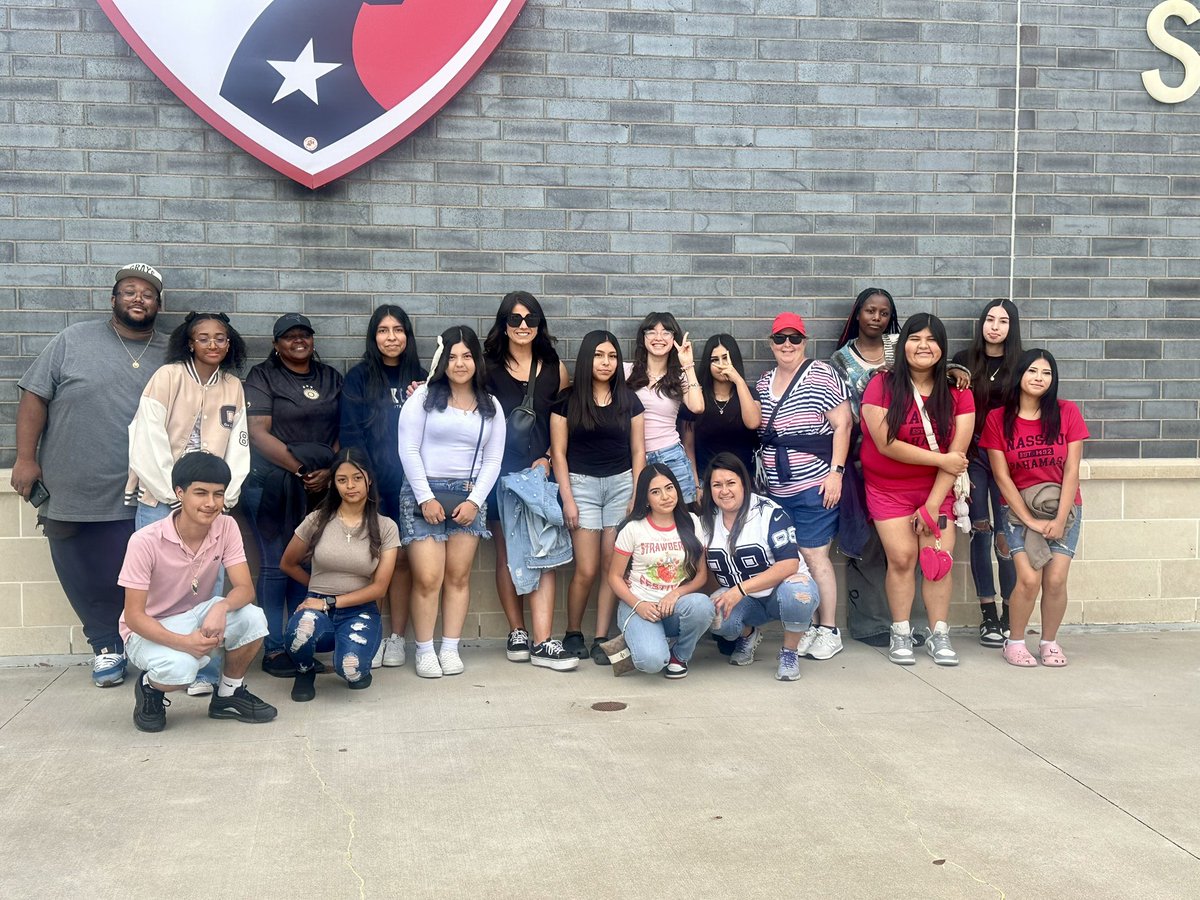 LAForestOak's tweet image. Our LAFO girls soccer team had an amazing time at the FC Dallas game tonight! It was an exciting match that ended in a 1-1 tie against Salt Lake City. Thank you to everyone who helped make this experience possible—we loved cheering on the pros and bonding as a team!