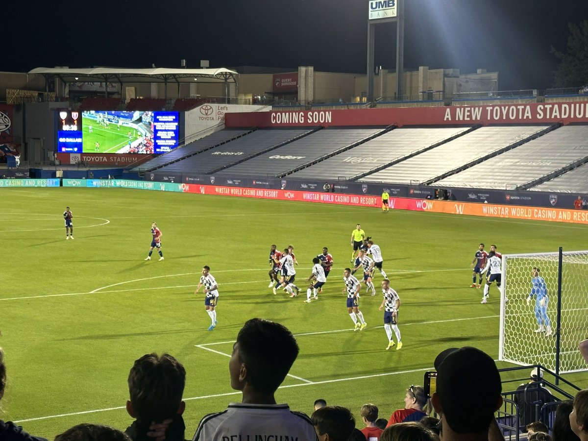 LAForestOak's tweet image. Our LAFO girls soccer team had an amazing time at the FC Dallas game tonight! It was an exciting match that ended in a 1-1 tie against Salt Lake City. Thank you to everyone who helped make this experience possible—we loved cheering on the pros and bonding as a team!