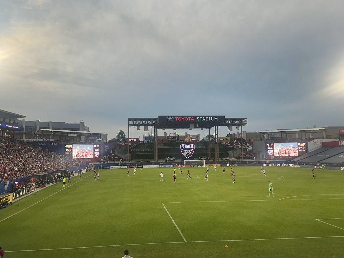 LAForestOak's tweet image. Our LAFO girls soccer team had an amazing time at the FC Dallas game tonight! It was an exciting match that ended in a 1-1 tie against Salt Lake City. Thank you to everyone who helped make this experience possible—we loved cheering on the pros and bonding as a team!