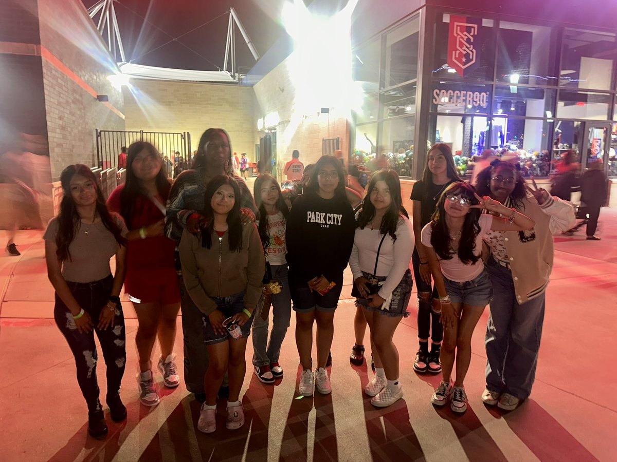 LAForestOak's tweet image. Our LAFO girls soccer team had an amazing time at the FC Dallas game tonight! It was an exciting match that ended in a 1-1 tie against Salt Lake City. Thank you to everyone who helped make this experience possible—we loved cheering on the pros and bonding as a team!