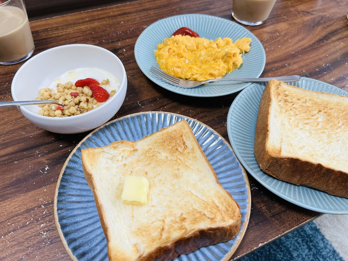 昨日ふらっと入ったパン屋さんで買った食パンでモーニング！
朝採れたいちごも食べたけど、最後だからかちょっと酸っぱい…もう収穫も終わりかな〜
#おうちごはん 
#彼女ごはん