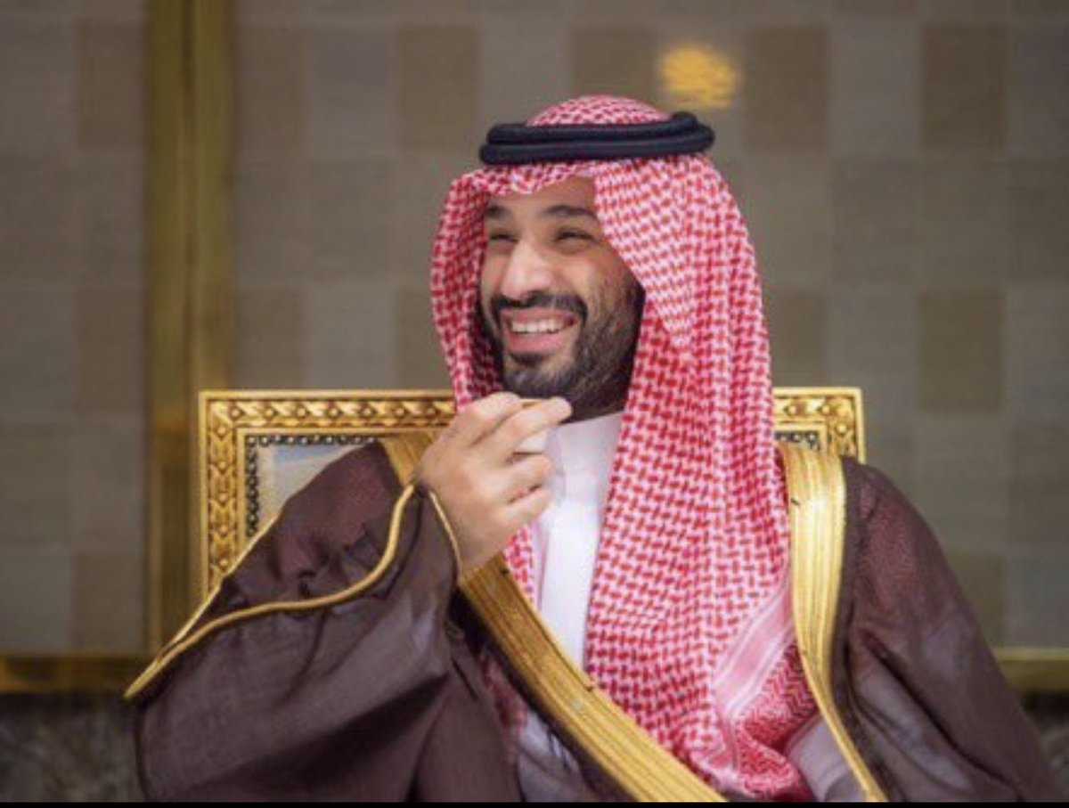 كان بإمكانه أن يختار الراحة والهدوء كشاب في مقتبل عمره ولكنه آثر أن يتحمل مسؤولية دولة وشعب وأن ينشغل بتطوير بلده ويواجه كل التحديات والصعاب لأجل نهضة وطنه وعزة شعبه فصار قدوة وملهما للشباب والشابات في مجتمعه وما أصعب أن تحمل على عاتقك أمن وحاجات الملايين.