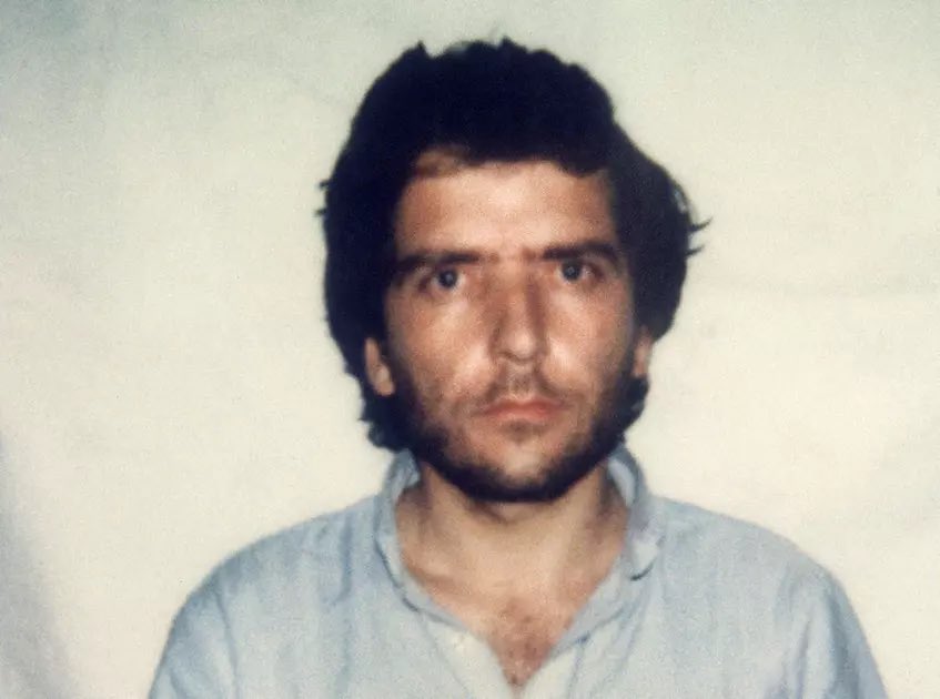 Chareaa n’a pas «salué les attentats», mais on rappelle que les Assad sont responsables de la mort de 58 parachutistes Français à Beyrouth 1983, d’un ambassadeur français 1981 &amp; de Michel Seurat 1986, etc. Pourtant ils ont été accueillis à Paris et même au défilé du 14 juillet.