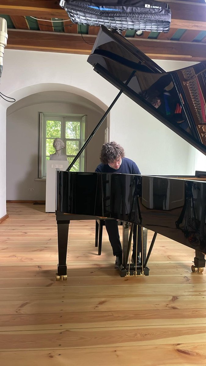 🎶 We’re kicking off the 2025 season of our Żelazowa Wola Sunday Chopin recital broadcasts with a concert by Martín García García! Tune in today at 12 p.m. CEST on our YouTube channel. 

🎥 youtube.com/live/rlY-vvcv2…

#sundaychopinrecitals