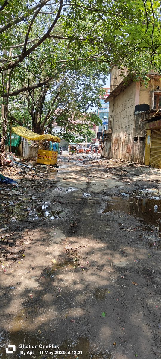 माननीय 
 श्री सी.पी. सिंह जी विधायक,
 रांची शहर @cpsinghmla
<a href="/DC_Ranchi/">DC Ranchi</a> 
<a href="/rmccommissioner/">Ranchi Municipal Corporation</a>
<a href="/ranchi_smart/">Smart Ranchi Connect Centre</a> 
<a href="/WeAreRanchi/">We Are Ranchi</a>
<a href="/JmmRanchi/">JMM Ranchi Mahanagar</a>
यह सड़क,नेता जी सुभाष पार्क के गेट के सामने( कचहरी , रांची) अवस्थित है, एवं, गंदगी, बदहाली की अवस्था में है।
कृपया उचित कार्रवाई हेतु निर्देश दें 
🙏