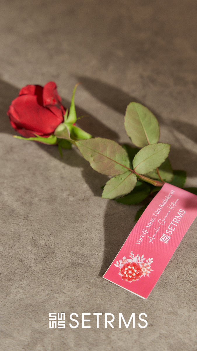 setrmsgiyim's tweet image. Yüreği anne tüm kadınların Anneler Günü kutlu olsun.
Setrms olarak bu özel günde, hem kadın çalışma arkadaşlarımızın hem de mağazalarımızı ziyaret eden misafirlerimizin kalplerine birer gül ile dokunduk.
Çünkü annelik, yürekte hissedilen bir bağdır; şefkatiyle, emeğiyle var olur.