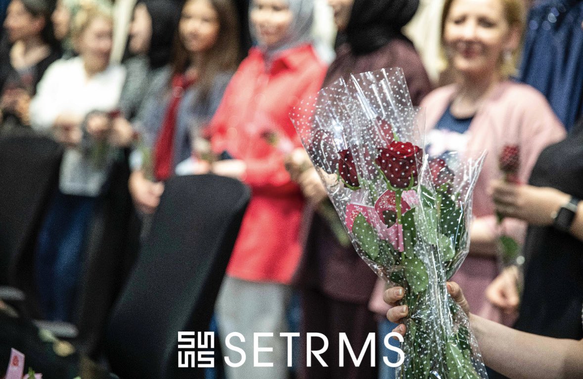 setrmsgiyim's tweet image. Yüreği anne tüm kadınların Anneler Günü kutlu olsun.
Setrms olarak bu özel günde, hem kadın çalışma arkadaşlarımızın hem de mağazalarımızı ziyaret eden misafirlerimizin kalplerine birer gül ile dokunduk.
Çünkü annelik, yürekte hissedilen bir bağdır; şefkatiyle, emeğiyle var olur.