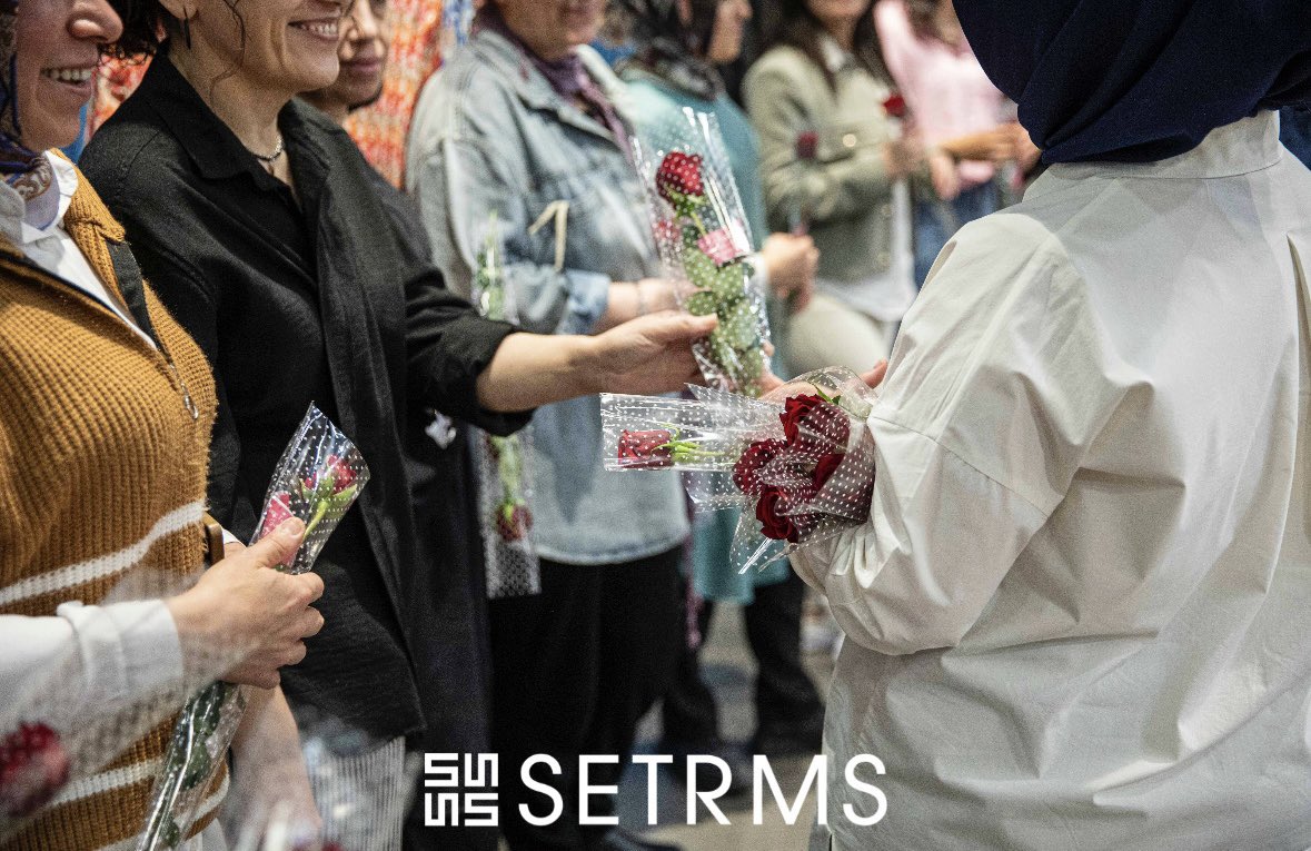 setrmsgiyim's tweet image. Yüreği anne tüm kadınların Anneler Günü kutlu olsun.
Setrms olarak bu özel günde, hem kadın çalışma arkadaşlarımızın hem de mağazalarımızı ziyaret eden misafirlerimizin kalplerine birer gül ile dokunduk.
Çünkü annelik, yürekte hissedilen bir bağdır; şefkatiyle, emeğiyle var olur.